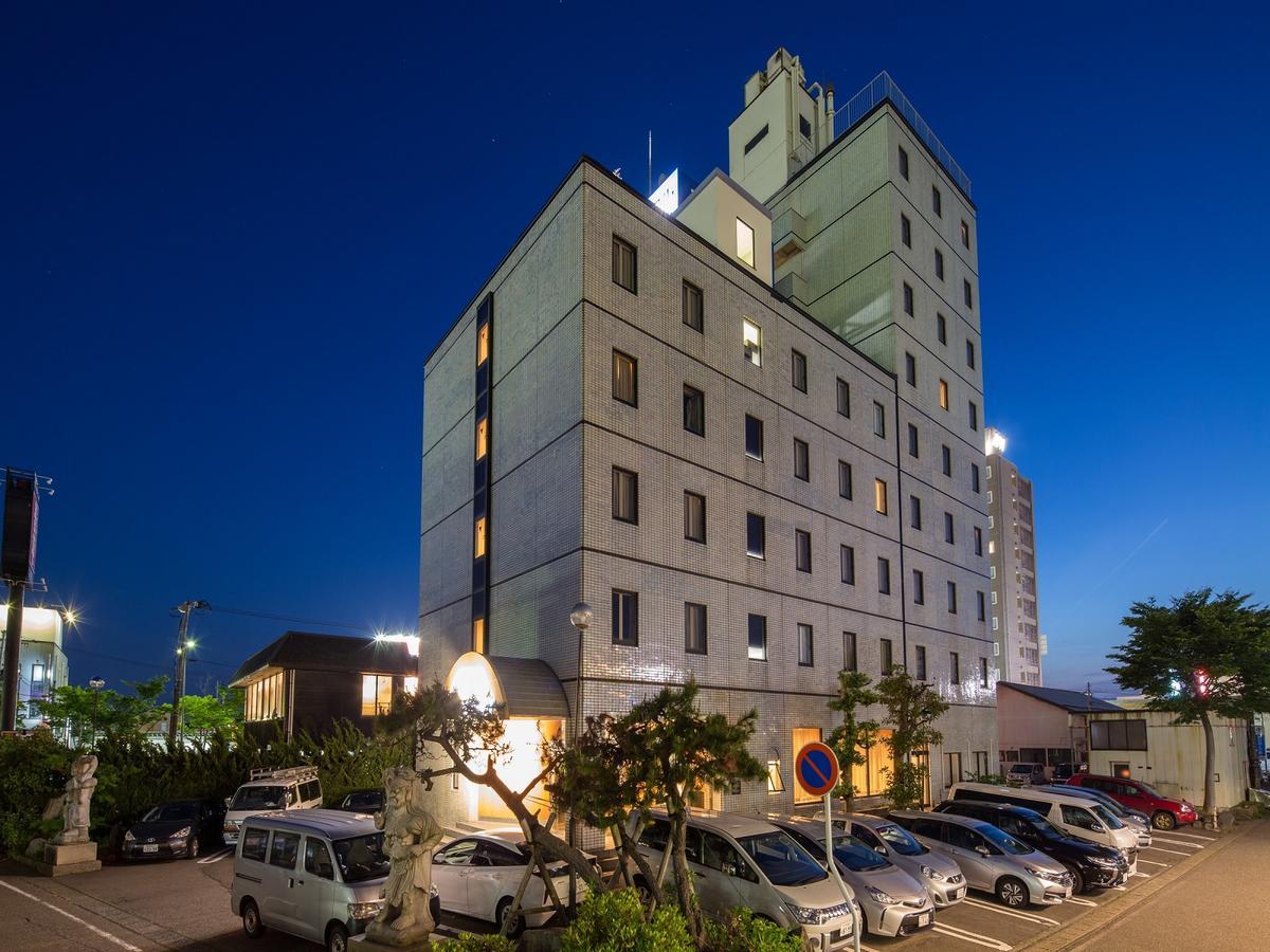 Apa Hotel Tsubamesanjo Ekimae Buitenkant foto