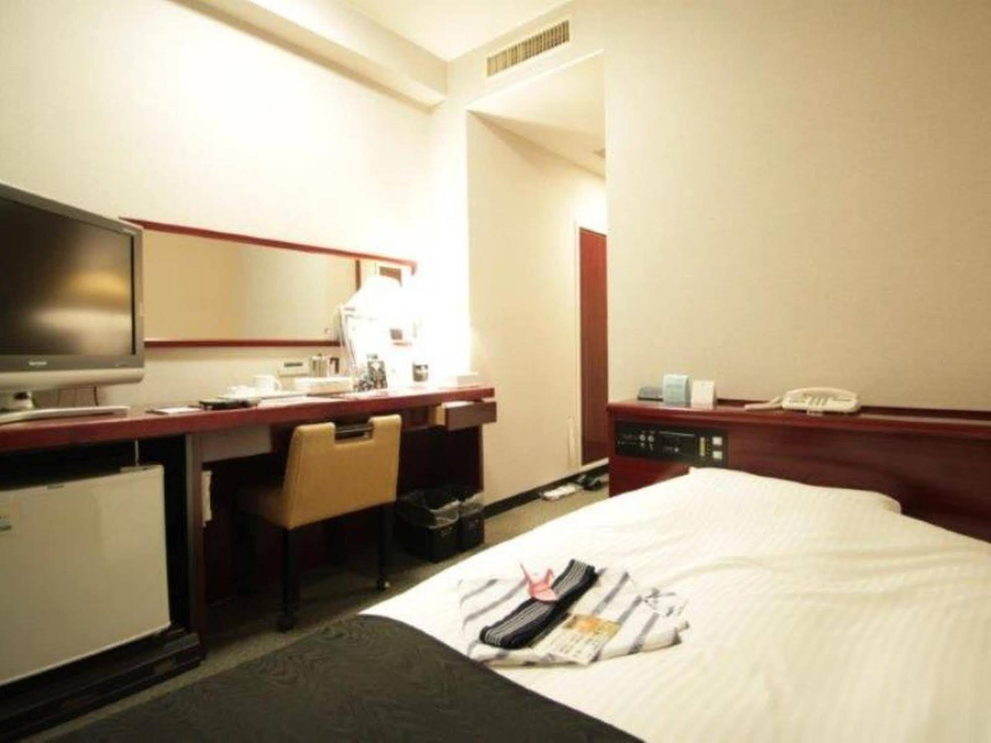 Apa Hotel Tsubamesanjo Ekimae Buitenkant foto
