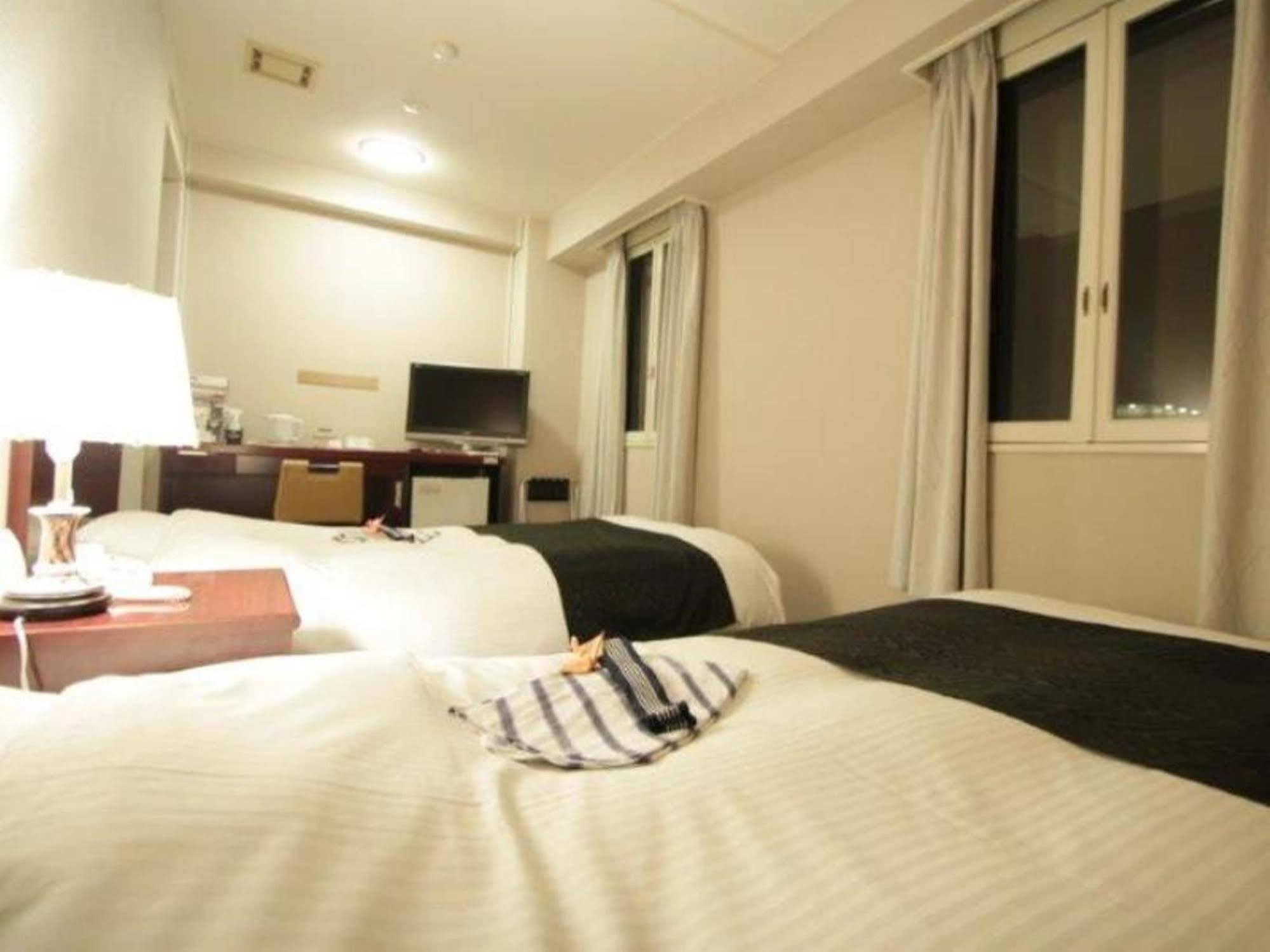 Apa Hotel Tsubamesanjo Ekimae Buitenkant foto