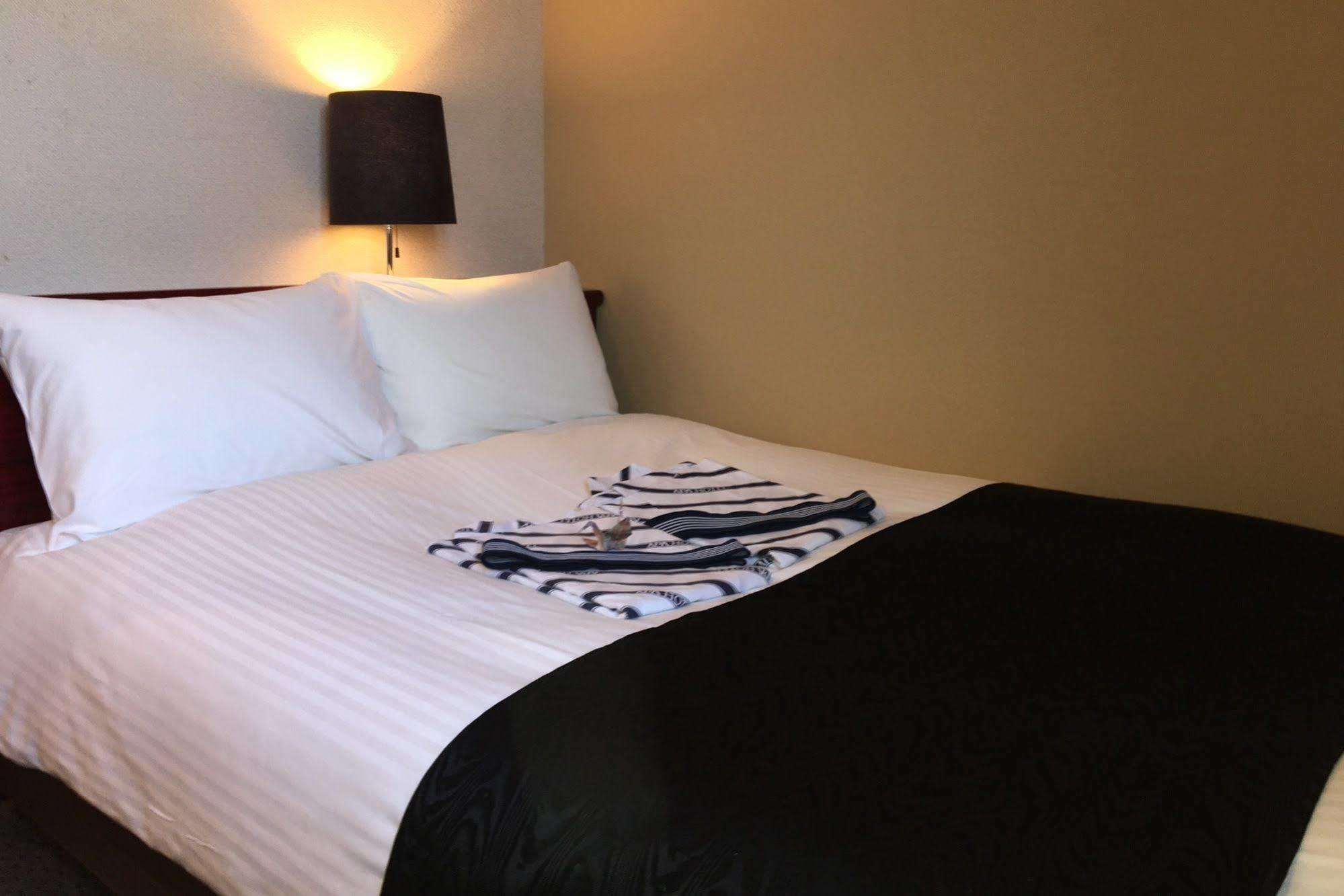 Apa Hotel Tsubamesanjo Ekimae Buitenkant foto