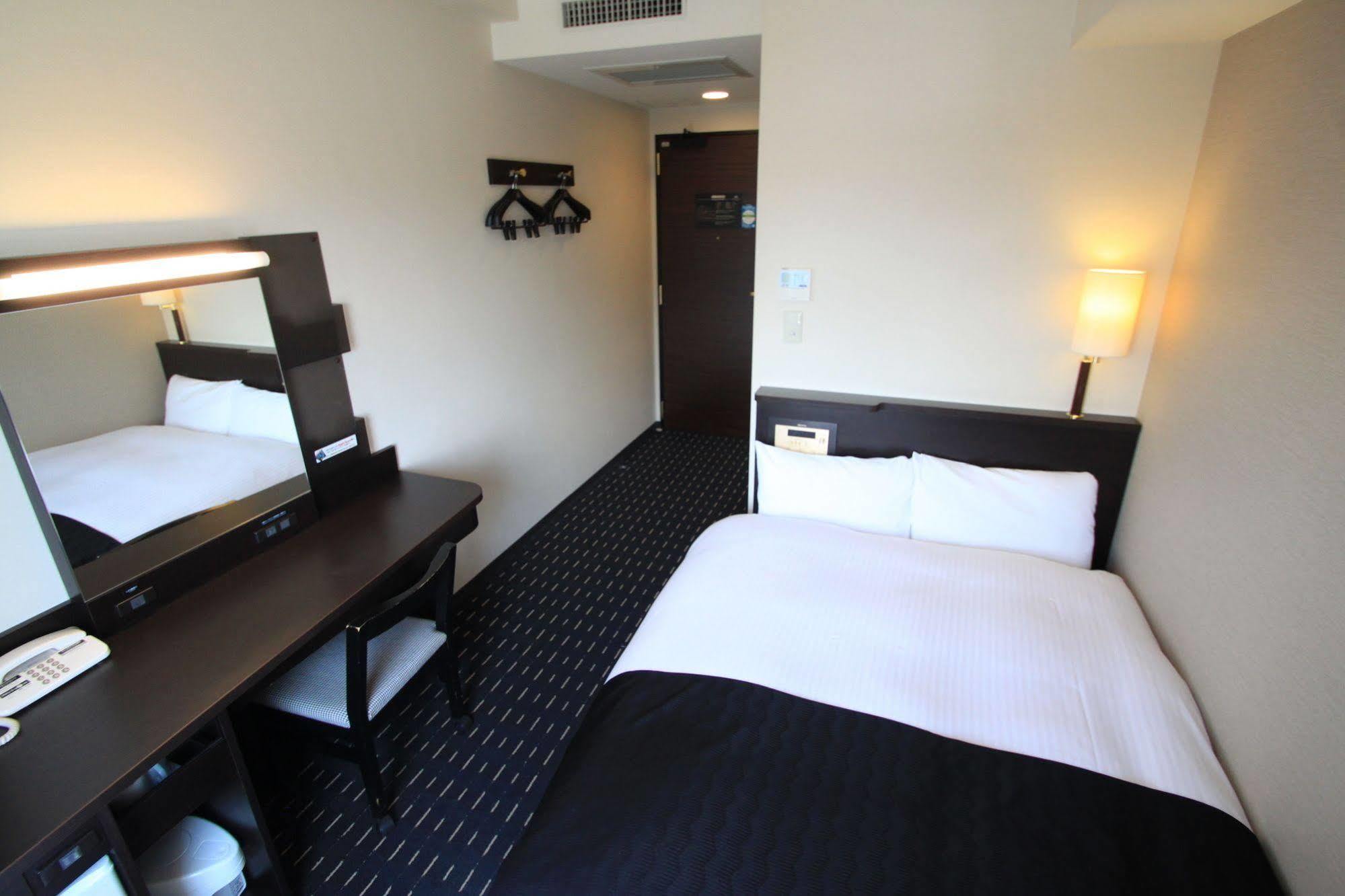 Apa Hotel Tsubamesanjo Ekimae Buitenkant foto